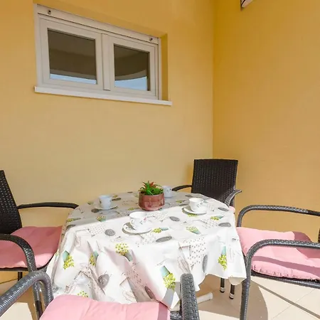 Fourstars Apartment *