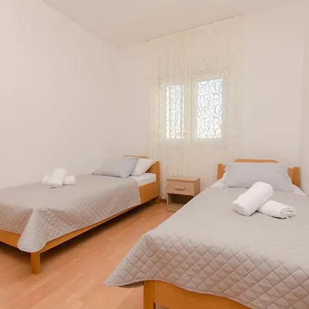 Fourstars Apartment